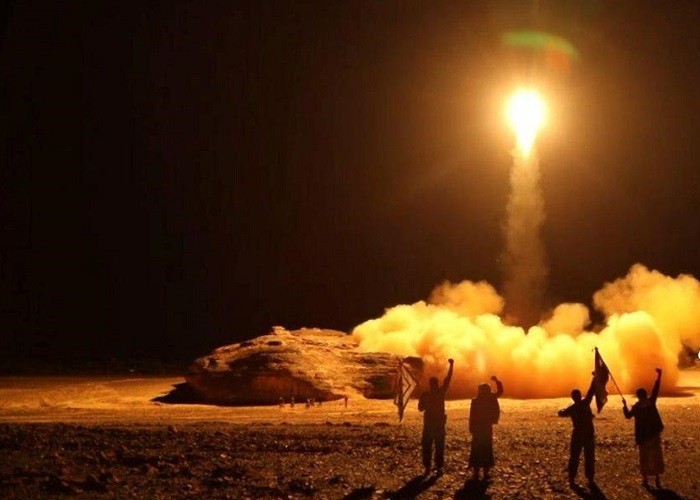 الحوثيون يستهدفون حزم الجوف بصاروخ باليستي وسقوط ضحايا