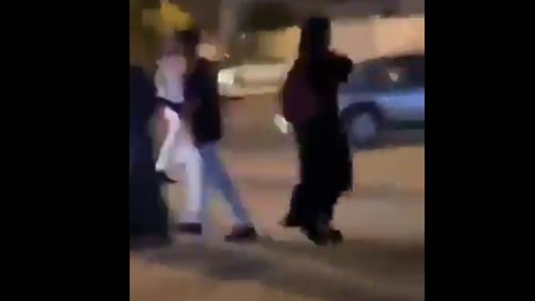  تحرش جماعي بفتاتين يثير الغضب في السعودية (فيديو)