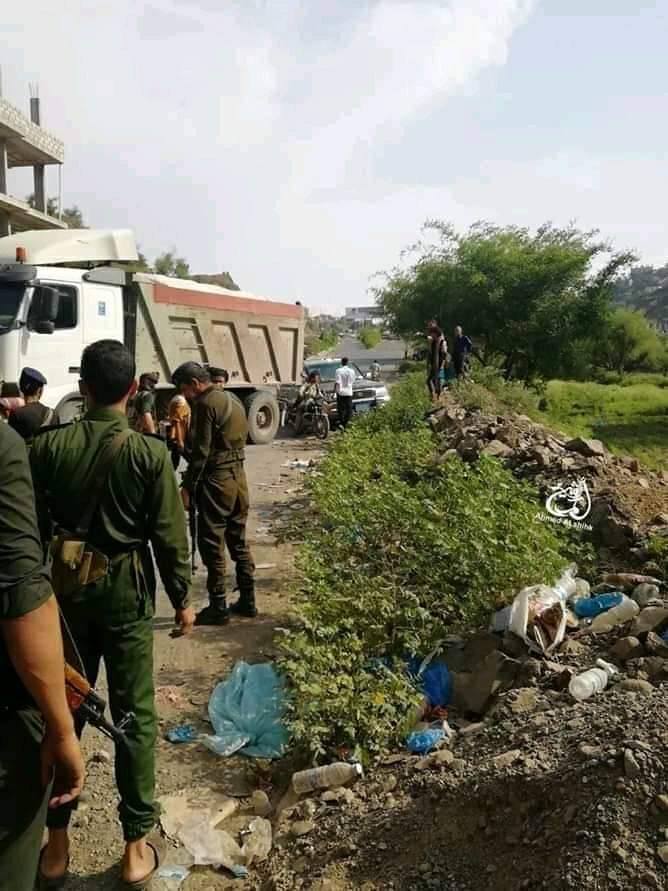 قوات أمنية تمنع لجنة التحقيق من الوصول إلى منطقة التربة في تعز (صورة) 