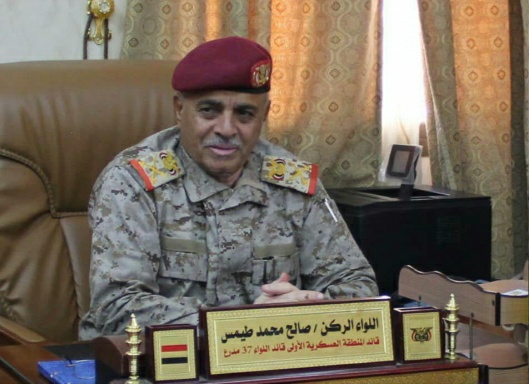 أحد أبرز القادة العسكريين في الشرعية يغادر إلى الرياض بصورة مفاجئة 