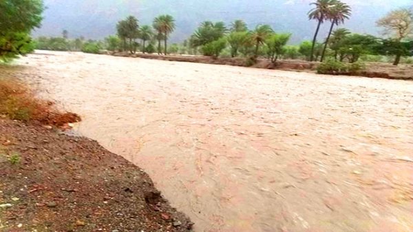 المنخفض الجوي يضرب محافظة حضرموت وسيول الأمطار تقطع الطريق الدولي 