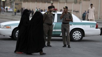 معركة حامية الوطيس بين شبان وبنات في الرياض والأمن يتدخل (فيديو)