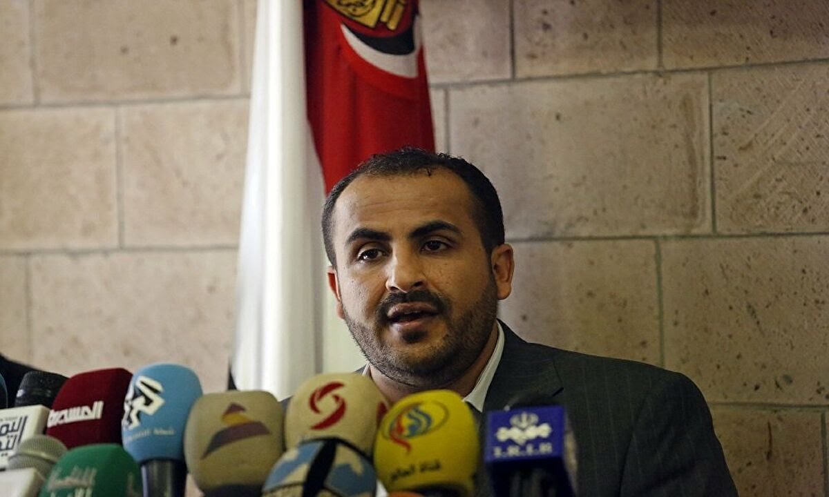 الحوثيون يعلقون على الضربات التي استهدفت مطار صنعاء