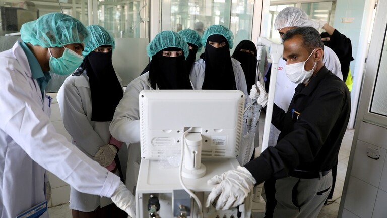 الصحة العالمية تحذر: فيروس كورونا يتفشى على نطاق مجتمعي في اليمن