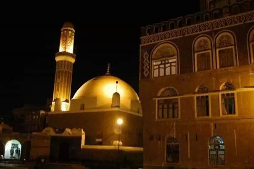 مساجد صنعاء تعلن عبر مكبرات الصوت إغلاق هذه الأحياء لمدة 24 ساعة