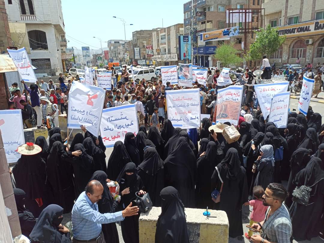 تظاهرة حاشدة تطالب بتسليم قتلة أحد المواطنين في تعز