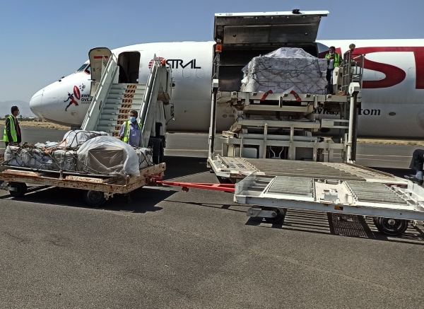 هبوط طائرة ضخمة في مطار صنعاء وهذا ماكانت تحمله