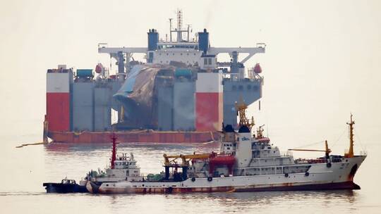 غرق سفينة إيرانية عملاقة بالقرب من هذه المحافظة (صورة) 