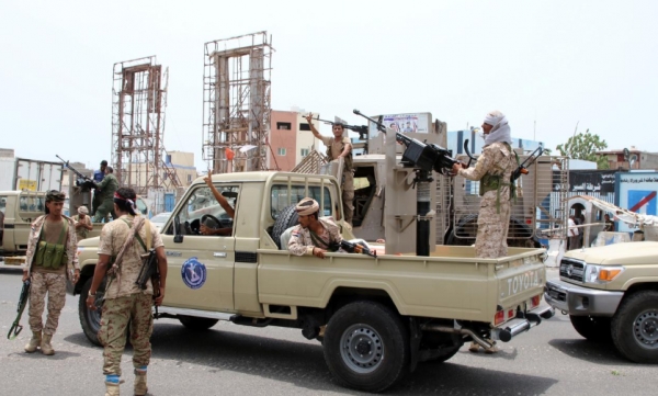 اندلاع اشتباكات عنيفة على أرضية معسكر في عدن