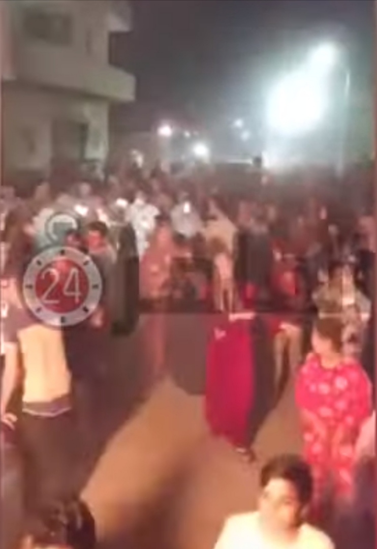 بالفيديو.. مصريون يستقبلون متعافيًا من كورونا بطريقة غريبة