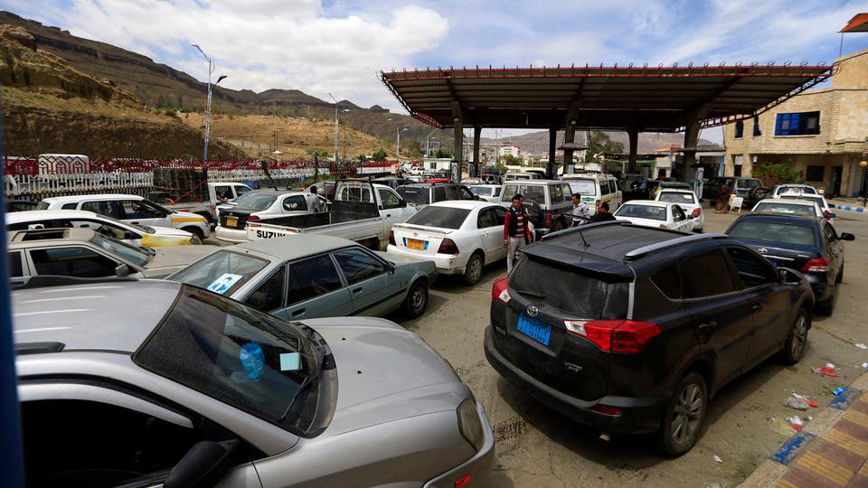 تفاقم أزمة المشتقات النفطية في صنعاء وسعر الدبة البنزين 20 ألف ريال