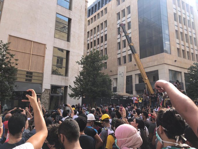 بالصور والفيديو.. لبنان تخرج في مظاهرة غاضبة وتعلق