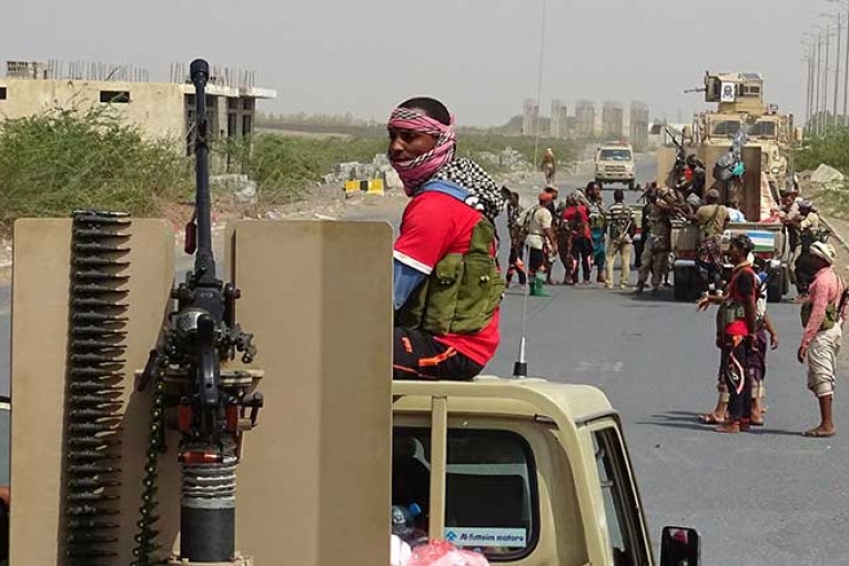 معارك عنيفة بين الجيش والحوثيين تمتد إلى شارع صنعاء غرب البلاد