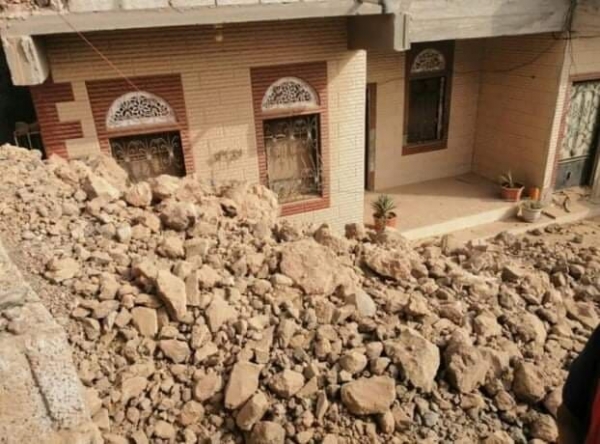 شاهد..انهيارات صخرية تتسبب بأضرار كبيرة في عدن