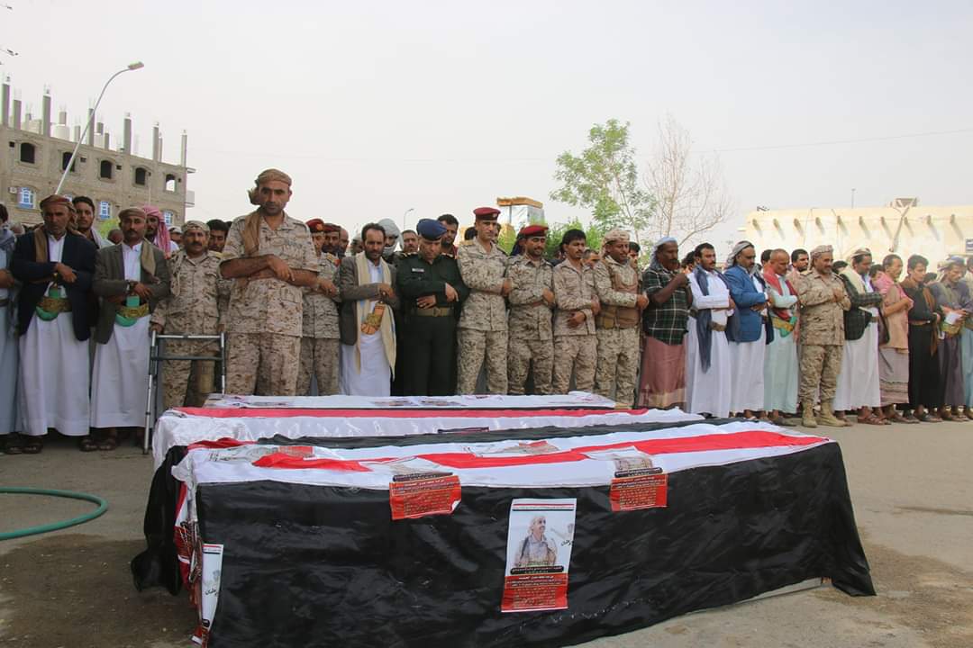 الشرعية تشيع جثمان قائدها العسكري بعد إعدامه من قبل الحوثيين وإحراق جسده(صور)