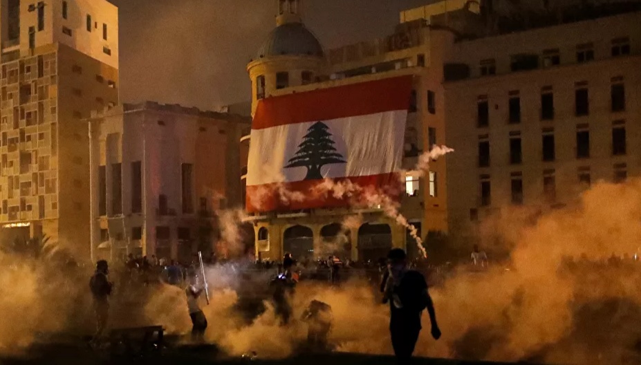 اندلاع حريق في العاصمة اللبنانية بيروت وسط اشتباكات مع المحتجين