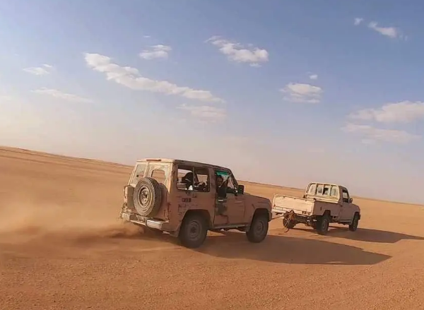 شاهد.. قيادي حوثي يترك سيارته الجيب ويفر من معارك الجوف