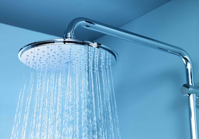 10 أخطاء شائعة أثناء الاستحمام.. ضارة وخطيرة