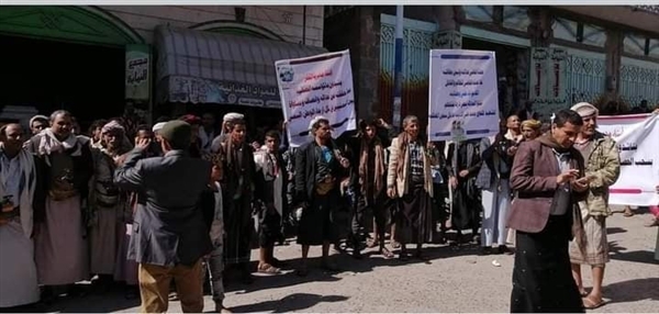 مواطنون ينتفضون في تظاهرة شعبية ضد قيادات الحوثيين في إب