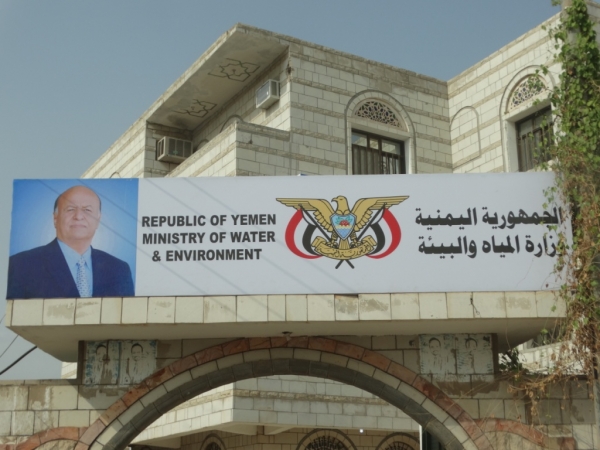 مسؤول حكومي يكشف عن حلول عاجلة لأزمة المياه في عدن