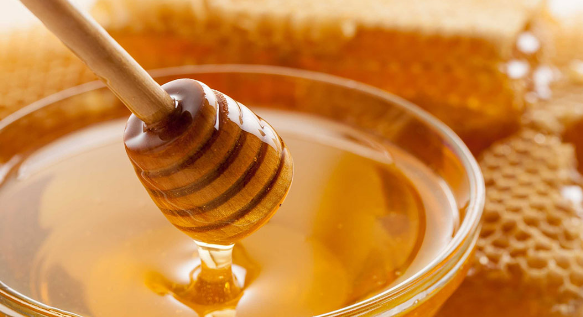 هل يؤثر العسل الطبيعي على نسبة السكر في الدم؟