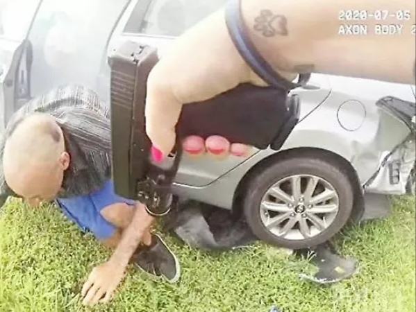 بالفيديو..شاهد كيف قامت فتاة شرطية بإلقاء القبض على أحد اللصوص