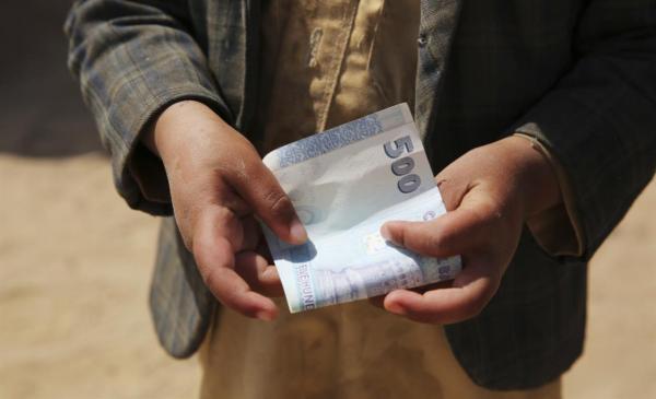 الريال يحقق قفزة كبيرة أمام العملات الأجنبية في صنعاء ويواصل الانهيار في عدن