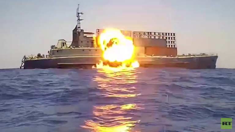 شاهد بالفيديو.. الجيش المصري يدمر سفينة إنزال بضربة واحدة