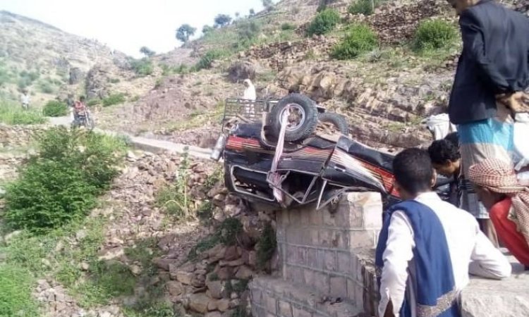 وفاة 4 وإصابة 10 آخرين بحادث مروري مروع في إب