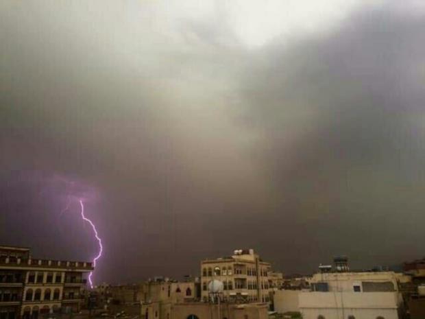 فلكي يمني يحذر من موجة أمطار رعدية غزيرة ويكشف موعدها