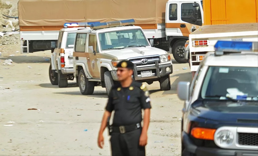 بالفيديو..الشرطة السعودية تلقي القبض على 6 مقيمين بعد اشتباك عنيف في جدة