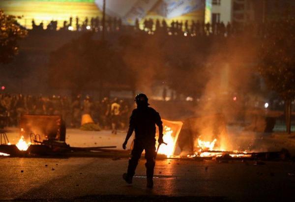 اشتباك بين متظاهرين في لبنان مع قوات الأمن في ثاني ليلة من الاضطرابات