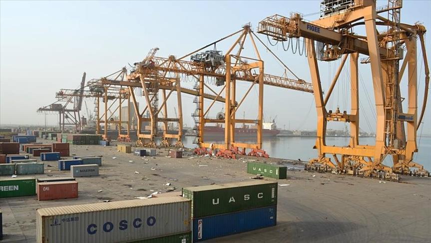 الحوثيون يحتجزون أكثر من 300 حاوية تحمل مساعدات أممية بميناء الحديدة 