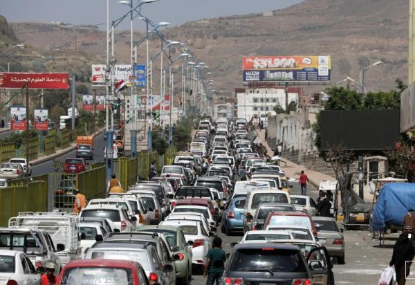 أزمة وقود خانقة ومفتعلة في العاصمة صنعاء 