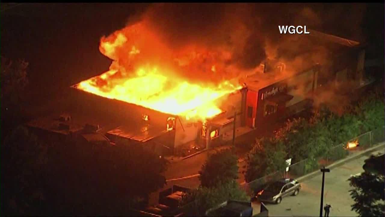 أميركا..محتجون يحرقون مطعمًا بمدينة أتلانتا قُتل عنده شاب أسود بنيران الشرطة