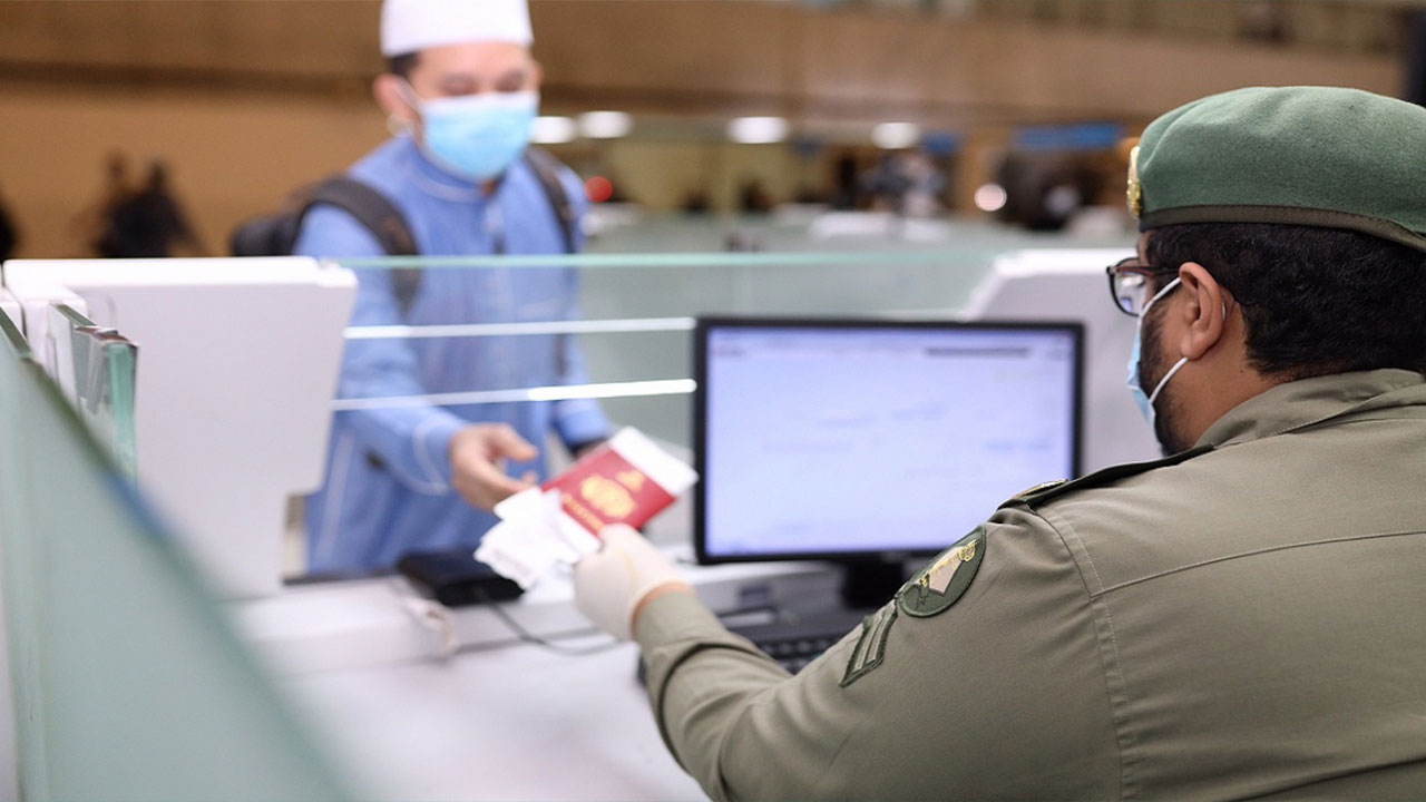 الجوازات السعودية توضح مزايا إصدار تأشيرة الخروج النهائي