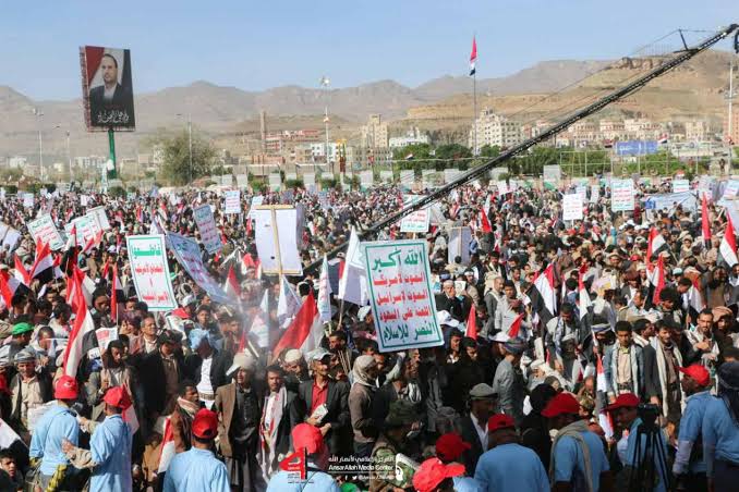 الحوثيون يوقفون الدراسة منعًا للتجمعات ويدشنون احتفالات جماهيرية بيوم 