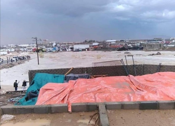 شاهد..السيول تجرف مخيمات النازحين في مأرب وسط أنباء عن اختفاء 10 أشخاص