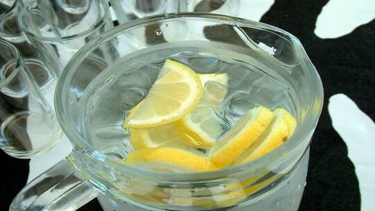 ماذا يحدث لجسمك عند شرب الماء مع الليمون على الريق؟