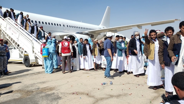 أخيرًا ..مطار سيئون يستقبل مختطفي الحكومة بعد الإفراج عنهم في صنعاء 