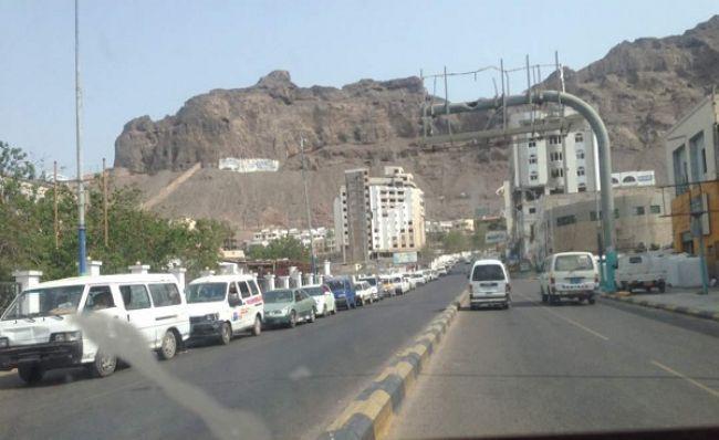 أزمة مشتقات نفطية تثير مخاوف السكان في عدن 