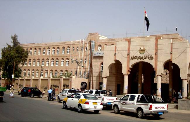 الحوثيون يصدرون قراراً صارماً بشأن المدارس الأهلية