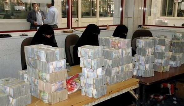 الحوثيون يعلنون صرف نصف راتب للموظفين