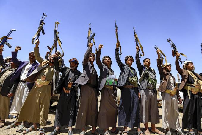 الحوثيون يستدعون المنقطعين لتجنيدهم بعد تزايد القتلى والوفيات في صفوفهم 