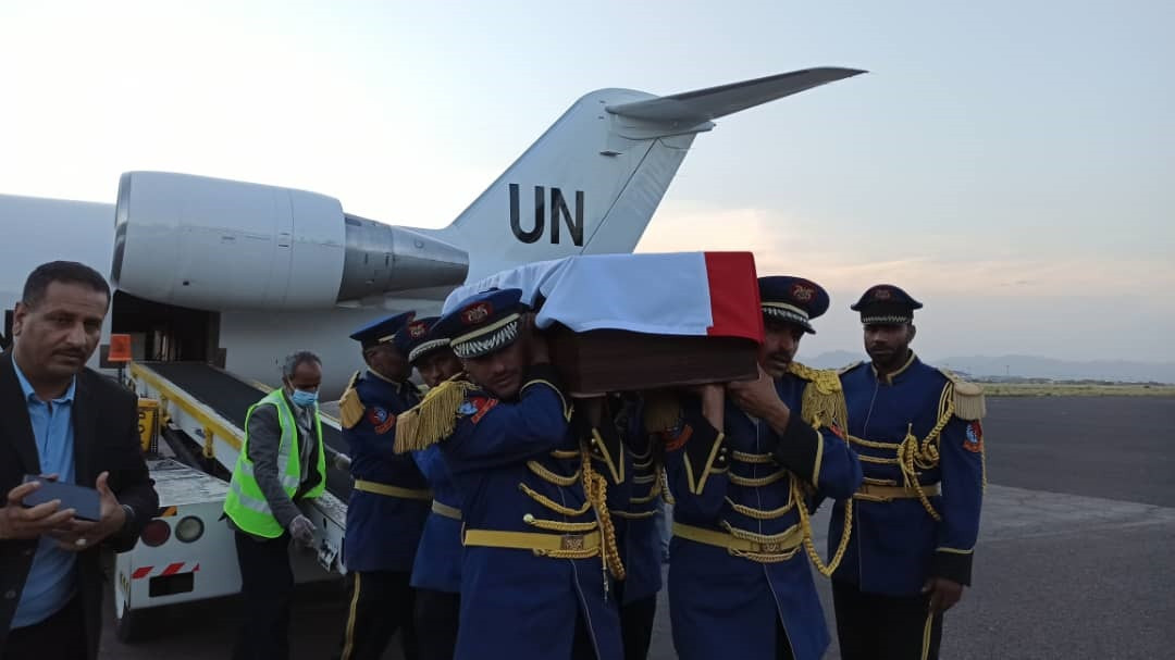طائرة أممية تنقل جثمان قيادي حوثي بارز إلى صنعاء