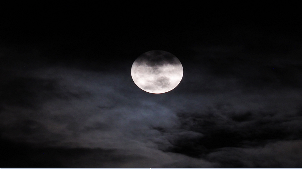 خبير فلكي: القمر سيختفي الجمعة من سماء العالم وهذا ما سيحدث ليلاً!