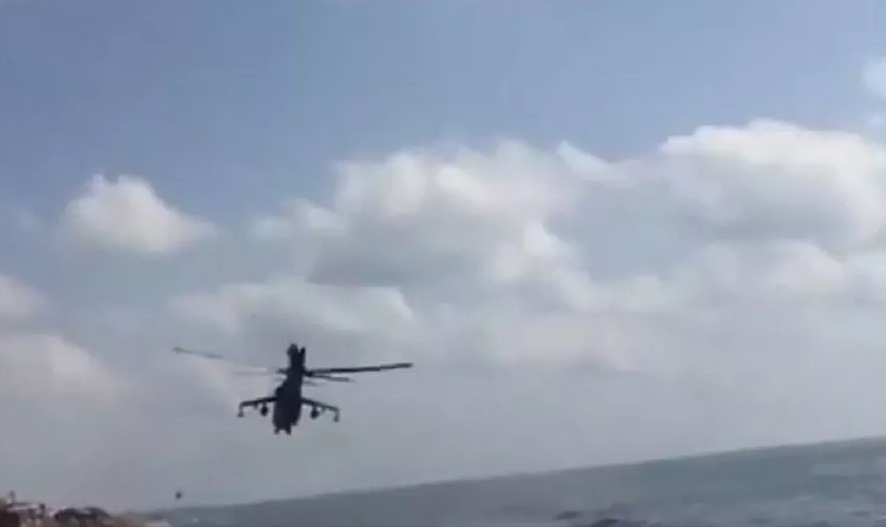 شاهد بالفيديو..لحظة سقوط طائرة عسكرية غربي الجزائر