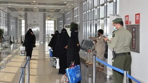 وصول طائرة تابعة للقوات السعودية إلى سقطرى وهذا ما تحمله