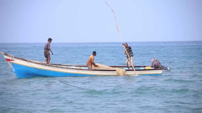 هذا ماحدث لأربعة صيادين يمنيين جرفهم التيار للسواحل العمانية