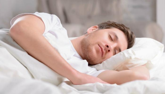 الأطباء يحذرون من عادة خاطئة وشائعة في وقت النوم